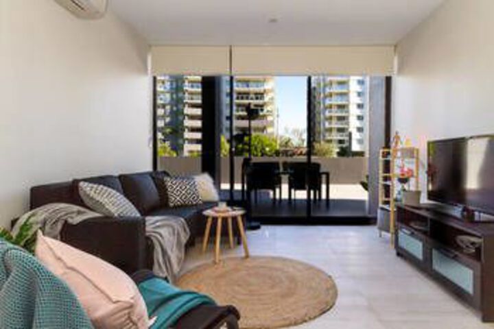 Luxury Riverfront Home - 5 min to CBD