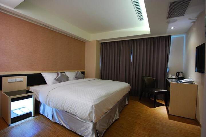 Room 12 of 25