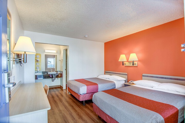 Standard Room, King or Two Doubles (2 of 10)