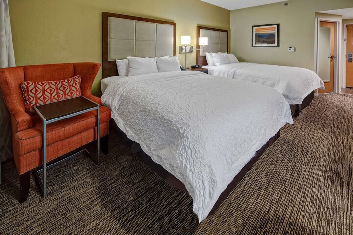 2 Queen Beds with Refrigerator, Microwave (3 of 5)