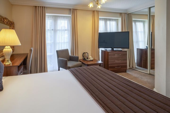 Room 26 of 141
