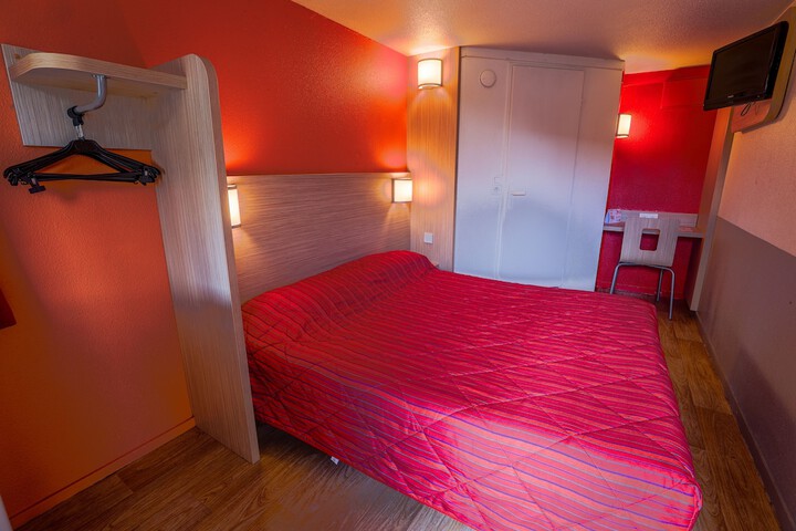 Room 9 of 42