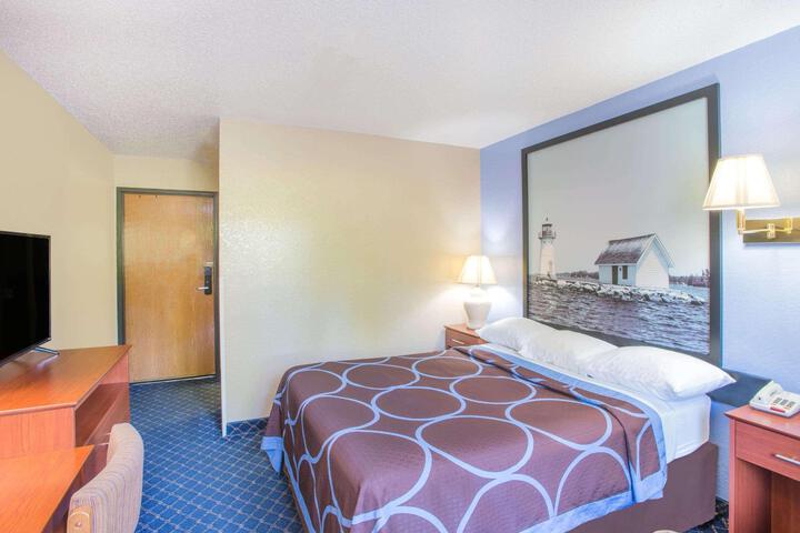 1 Queen Bed (9 of 15)