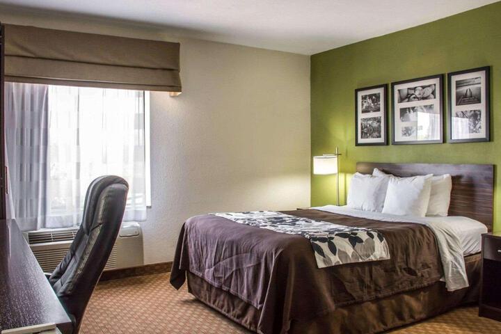 1 Queen Bed (3 of 3)