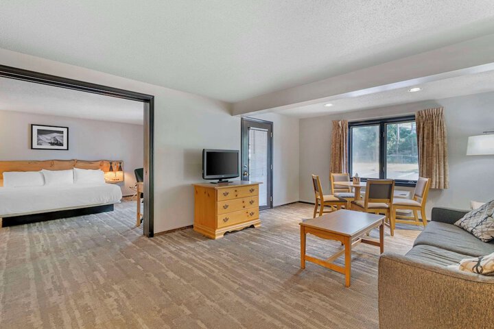 1 King Bed (2 of 10)