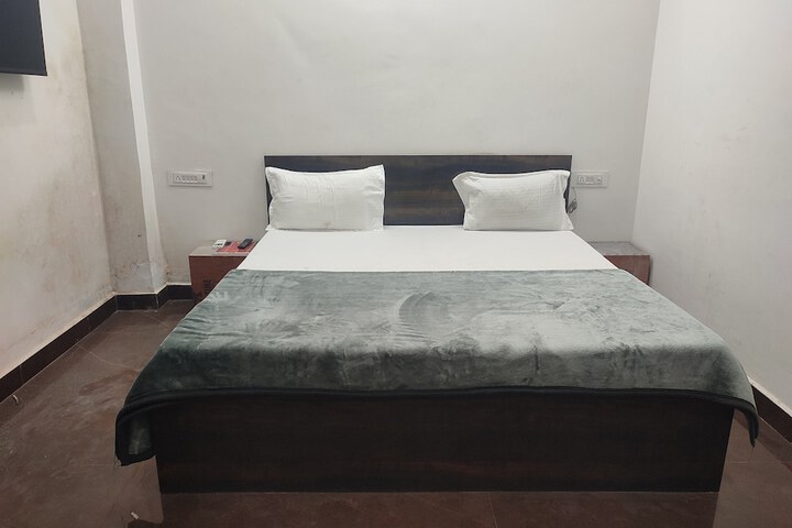 Room 8 of 12