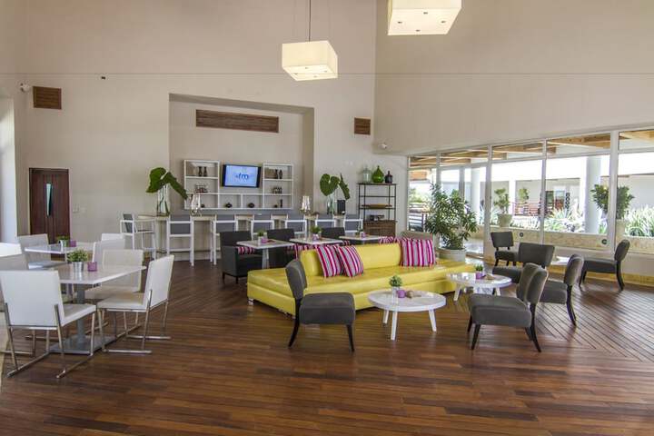 Lounge 80 of 93