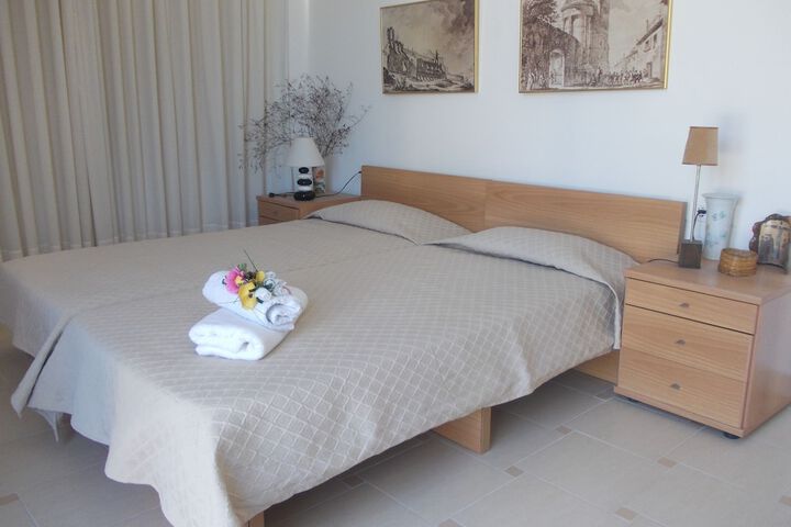 Room 3 of 28