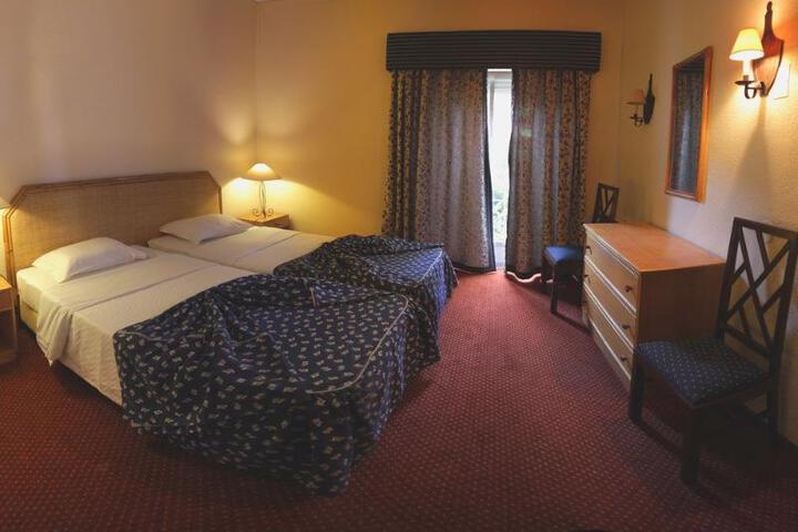 Room 5 of 9