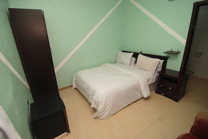 Room 9 of 29