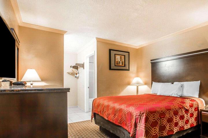 1 Queen Bed (18 of 19)