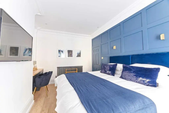 Room 4 of 13