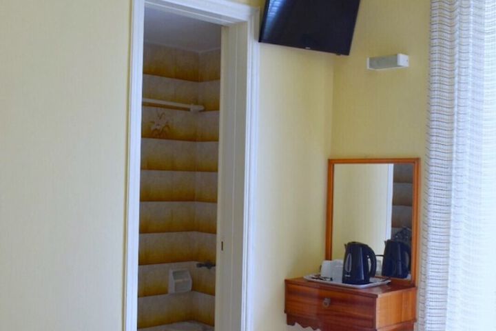 Room 9 of 72