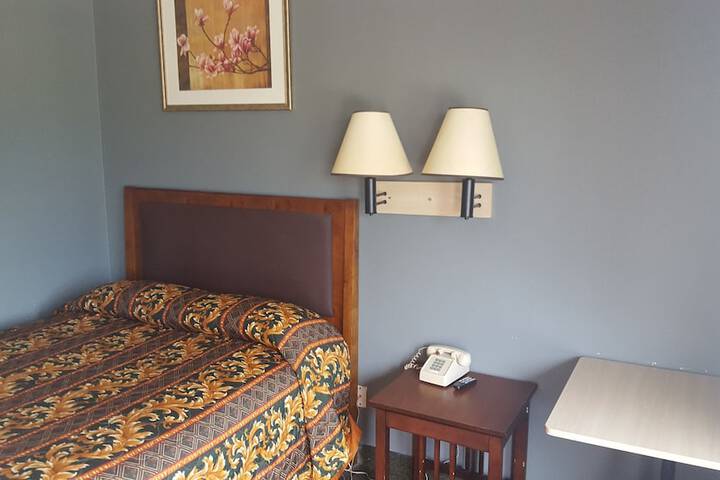 1 Queen Bed (3 of 5)