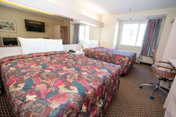 Deluxe Queen Bed (6 of 10)