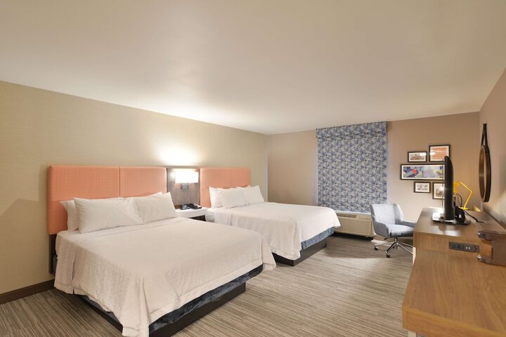 2 Queen Beds Mobility Accessible with Tub (7 of 16)