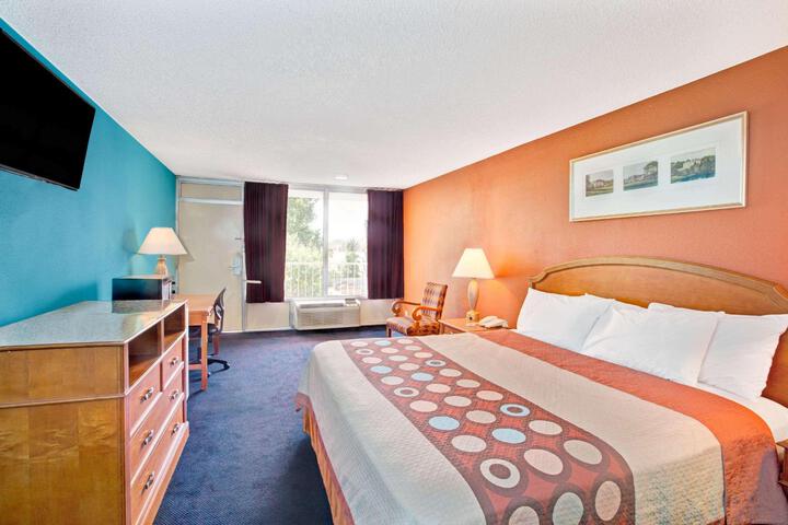 1 King Bed (5 of 5)