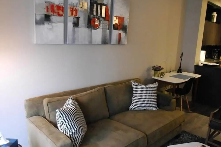 Room 8 of 12