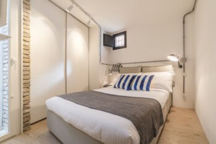 Room 5 of 24