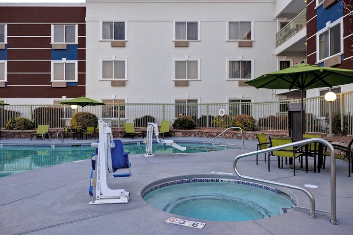 Hotel Pool