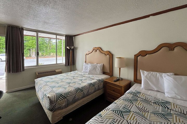 2 Double Beds (12 of 13)