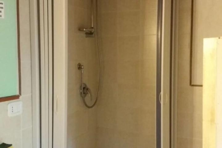 Room 4 of 8