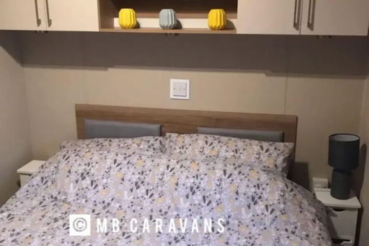 Room 4 of 8