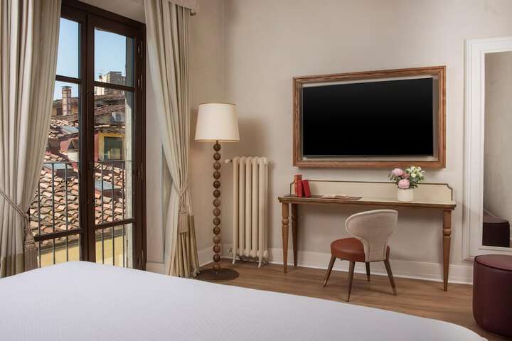 Room 50 of 112