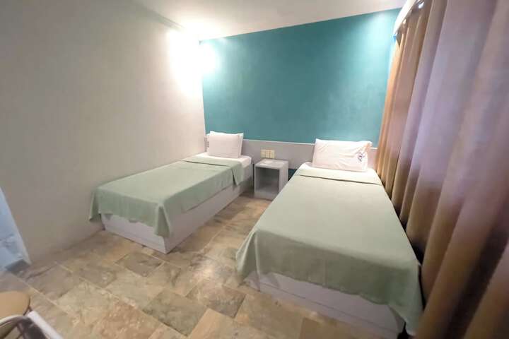Room 34 of 62