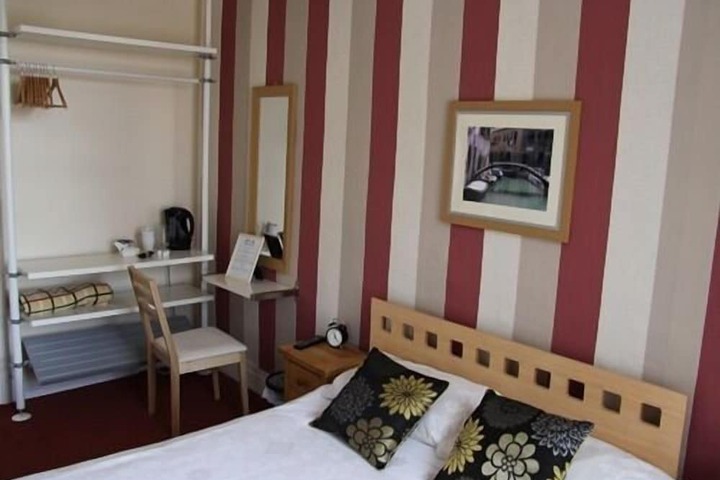 Room 10 of 27