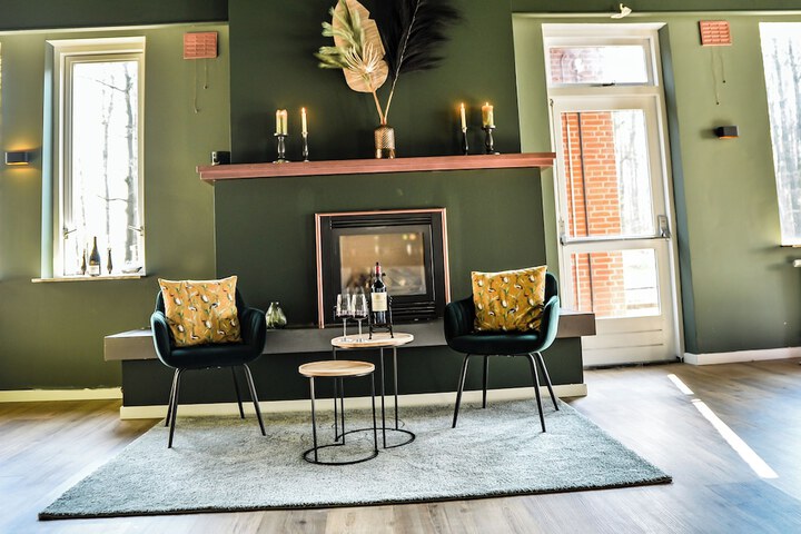 Lounge 36 of 47