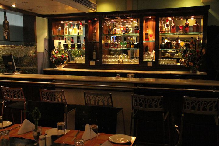 Lounge 23 of 43