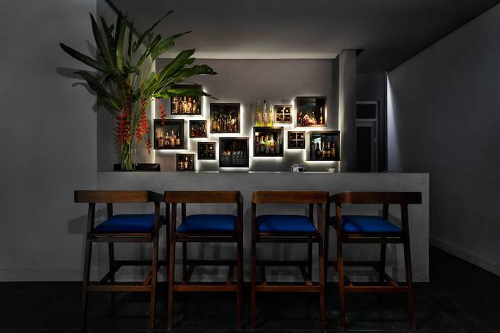 Lounge 52 of 59