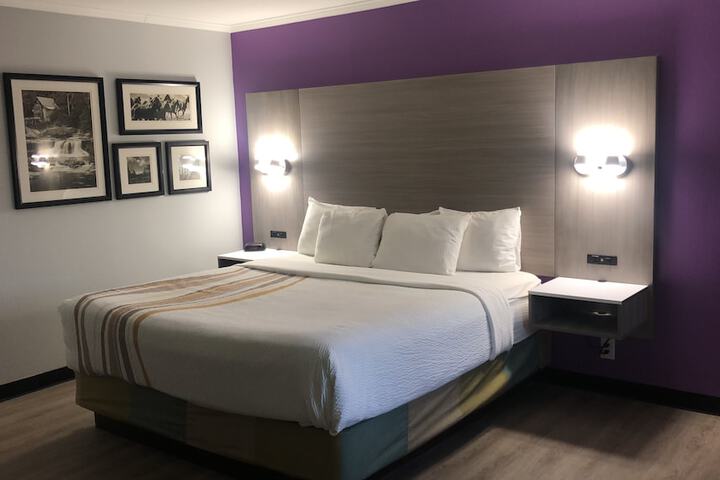 1 King Bed (4 of 5)