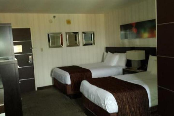 Deluxe King Bed (7 of 13)