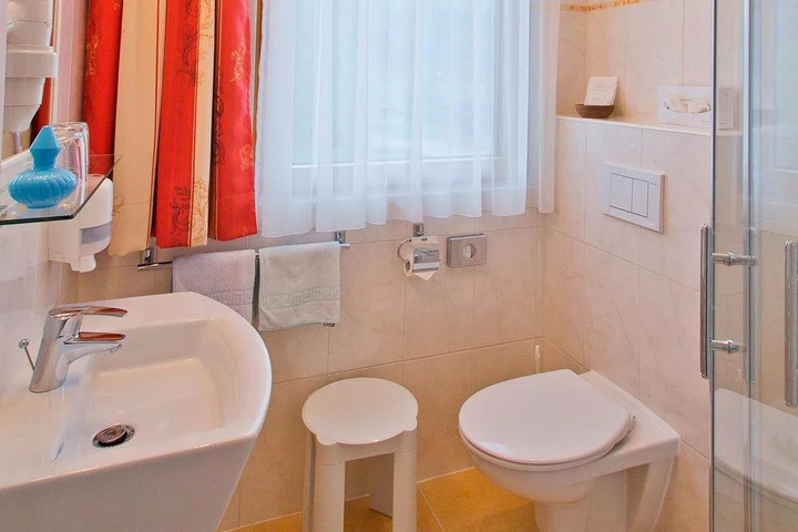 Room 7 of 16
