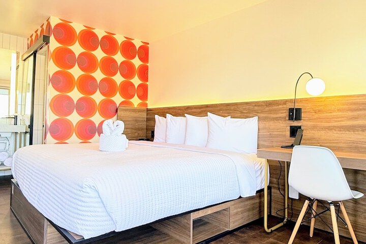 Room 32 of 76