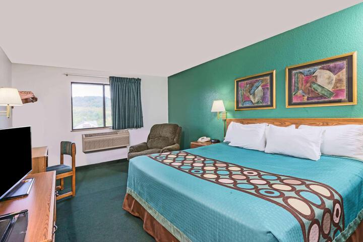 1 King Bed (6 of 9)