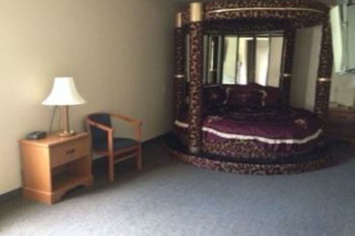 Room 5 of 11