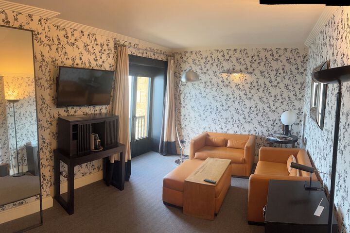 Room 6 of 28