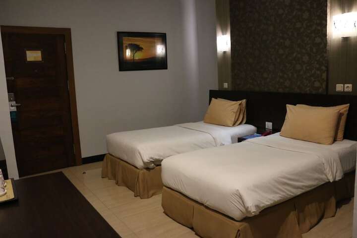 Room 3 of 33