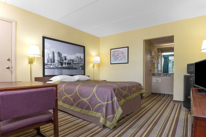 1 Queen Bed (2 of 8)