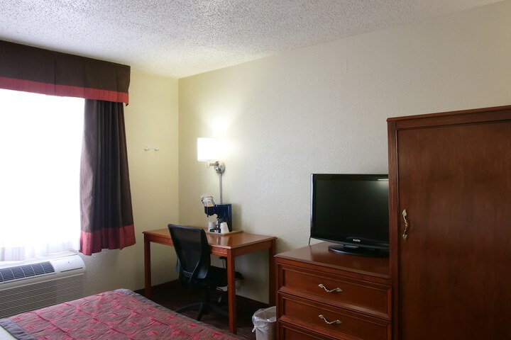 1 King Bed Accessible (16 of 18)
