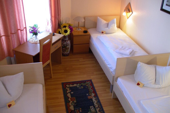 Room 9 of 33