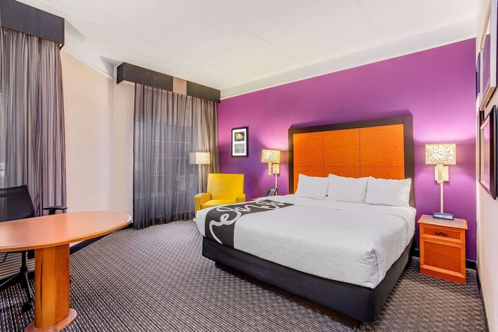 Deluxe King Bed (6 of 14)