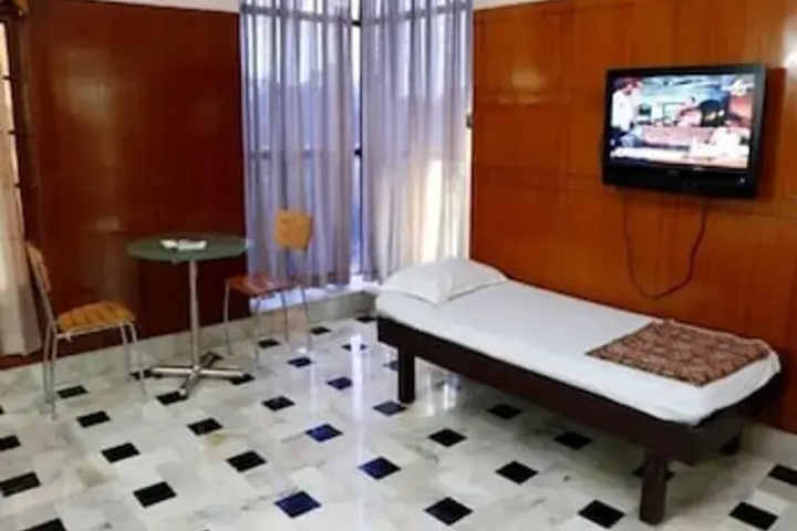 Room 4 of 18