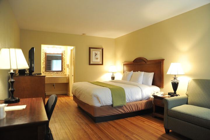 Executive King Bed (3 of 4)
