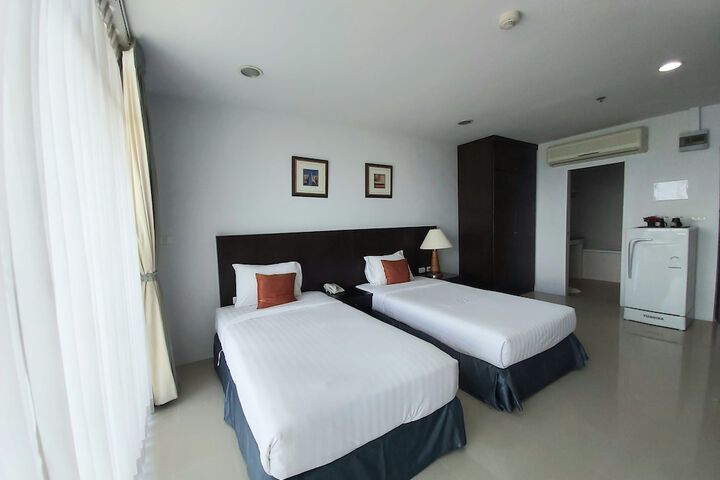 Room 11 of 32