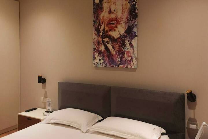 Room 11 of 30
