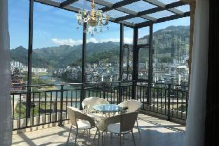Li Jing Holiday Inn